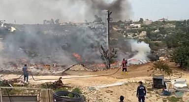 Mersin'de, boş arazide istiflenen lastikler yandı