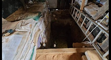 Metruk evin zeminini kazarak define aramışlar