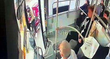 Midibüs şoförü ile motokuryenin bıçaklı 'yol verme' kavgası kamerada; 3 yaralı