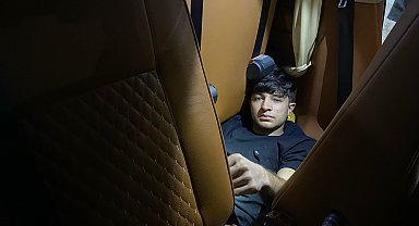 Minibüste koltukların arasından kaçak göçmen çıktı