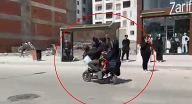 Motosiklette 3'ü çocuk 5 kişinin tehlikeli yolculuğu kamerada