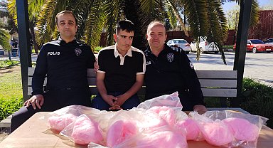 Nevruz etkinliğinde engelli satıcının pamuk şekerlerini alıp dağıtan polisler DHA'ya konuştu