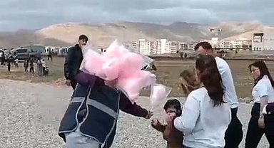 Nevruz etkinliğine katılan çocuklara, polislerden pamuk şeker