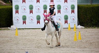 Olimpiyatları izlerken gördüğü pony biniciliğinde Türkiye şampiyonu oldu