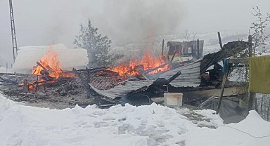 Ordu'da 2 katlı ahşap evde çıkan yangın, iş makineleriyle söndürüldü