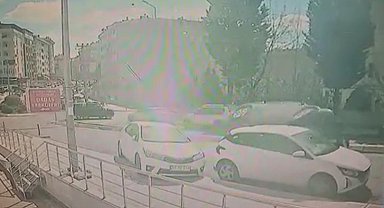 Otomobil, 3 araca çarpıp yan yattı; kaza kamerada