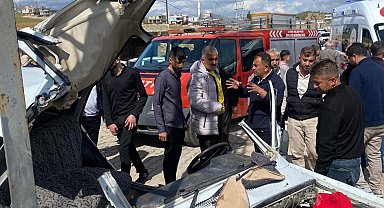 Otomobil aydınlatma direğine çarptı: 4 yaralı