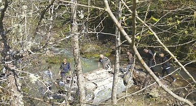 Otomobil dere yatağına yuvarlandı: 6 yaralı