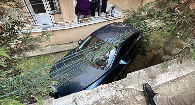 Otomobil, duvarı aşıp binanın bahçesine düştü; 1 yaralı