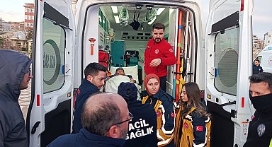 Otomobil ile ambulans çarpıştı: 3 yaralı
