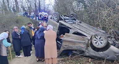 Otomobil ile çarpışan hafif ticari araç devrildi; 5 yaralı