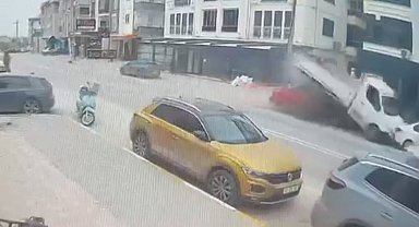 Otomobil, kamyonetin altına girdi; 3 yaralı