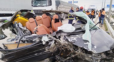 Otomobil, TIR'a ve bariyerlere çarptı; 2'si çocuk 5 yaralı