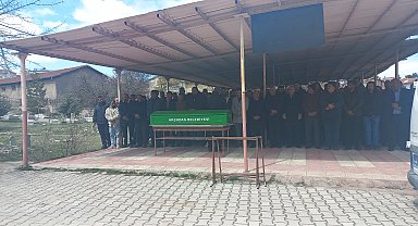 Otomobilin devrildiği kaza ölen Emre toprağa verildi