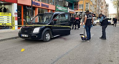 Otomobille kırmızı ışıkta beklerken, silahlı saldırıda yaralandı