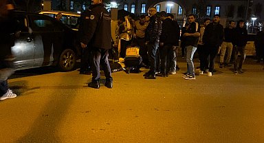 Park halindeki 4 araca çarpan otomobildekiler, çevredekilere saldırdı