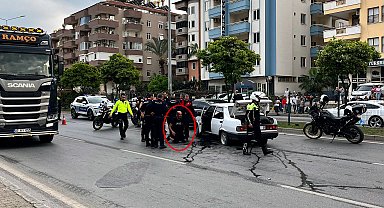 Polisten kaçan ehliyetsiz ve alkollü sürücü kaza yapınca yakalandı; o anlar kamerada