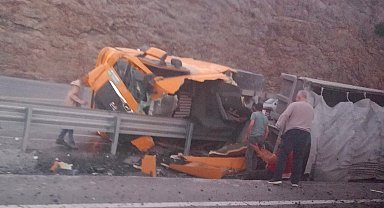 Refüje devrilen TIR'daki 2 kişi öldü