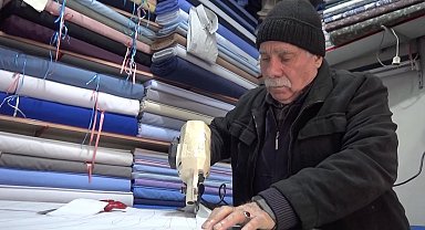 Reşat usta, 61 yıldır gömlek dikiyor