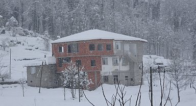 Rize'de 60 köy yolu kardan kapandı