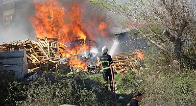 Sanayi sitesinde atıkların toplandığı alandaki yangın 1 saatte kontrol altına alındı