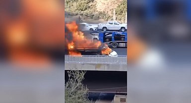 Seyir halindeki kamyonet alev alev yandı; o anlar kamerada