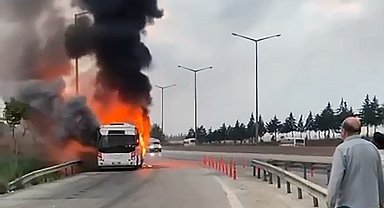 Seyir halindeyken alev alan belediye otobüsü yandı