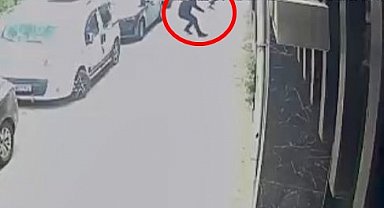 Silahlı saldırıda yaralandı, sekerek iş yerine sığındı; o anlar kamerada