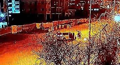 Silahlı şüphelileri, polis aracıyla motosiklete çarparak yakaladılar