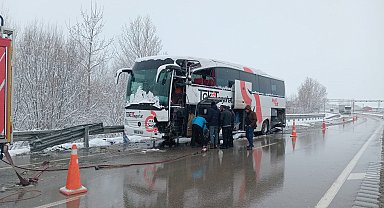 Sivas'ta 2 yolcu otobüsü çarpıştı: 6 yaralı