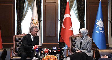 Siyasi partiler bayramlaştı