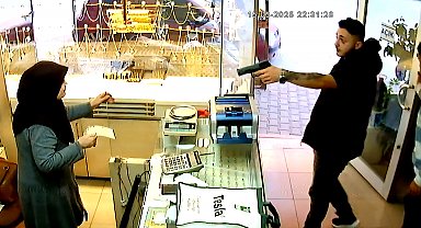 Tabanca ile girip, altın çalmak istediler; paniğe kapılınca kaçtılar