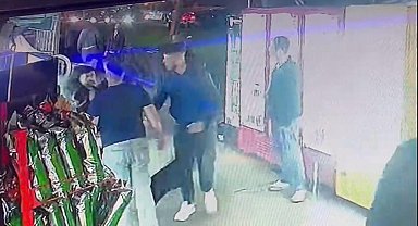 Tartıştığı kişilerce göğsünden bıçaklandı; olay kamerada