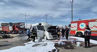 Tekirdağ'da seyir halindeki yolcu minibüsü yandı