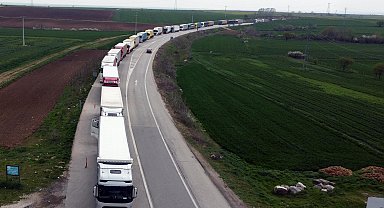 TIR sürücüleri, bayramda sınır kapısında kuyrukta