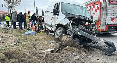 TIR'ın çarptığı minibüsün sürücüsü öldü; kaza kamerada