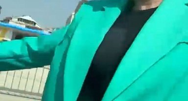 Trafikte kendisini uyaran sürücünün aracına saldırdı