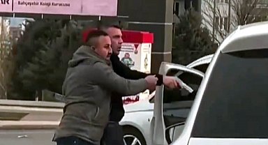 Trafikte tartıştığı kişiye silah çekti; o anlar kamerada