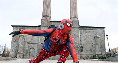 Türkiye'yi gezen 'Örümcek Adam', Erzurum'da