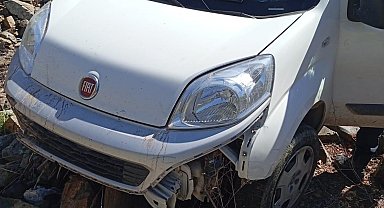 Uçuruma yuvarlanan hafif ticari aracın sürücüsü öldü