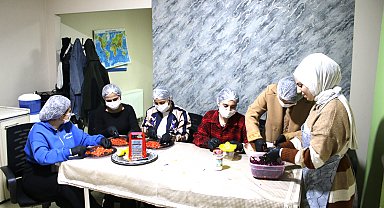 Unutulan yöresel yemekleri yapıp, götürdükleri ihtiyaç sahibi ailelerle iftarda yiyorlar