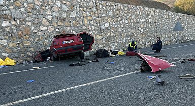 Uşak'ta kamyonet ile otomobil çarpıştı: 2 ölü, 1 yaralı