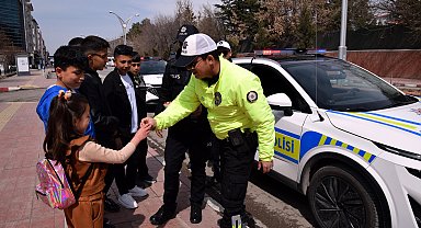 Van'da trafik polisi, çocuklara bayram şekeri dağıttı