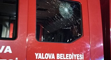 Yangın ihbarına giden itfaiyecilerin aracına taşlı saldırı