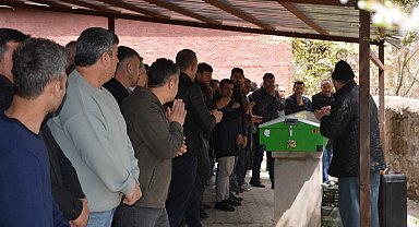 Yangına müdahale etmek isterken alevlerin arasında kalmıştı; toprağa verildi