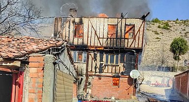 Yangında 2 ev kullanılamaz hale geldi