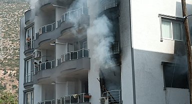 Yangında mahsur kalan çocuk kurtarıldı