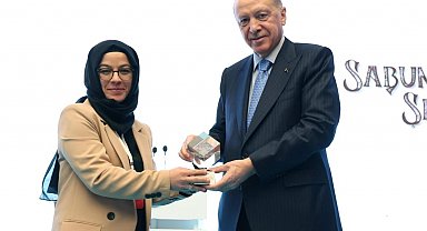 Yaralı çocuğa çorabını giydiren sağlıkçıya 'vefa ödülü'