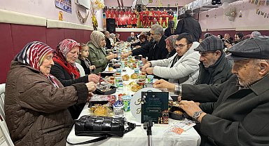 Yaşlılar, okul sıralarında öğretmenlerle buluştu