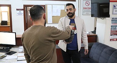 Yol kenarında bulduğu 300 bin TL'lik ziynet eşyası ve çek dolu çantayı sahibine teslim etti